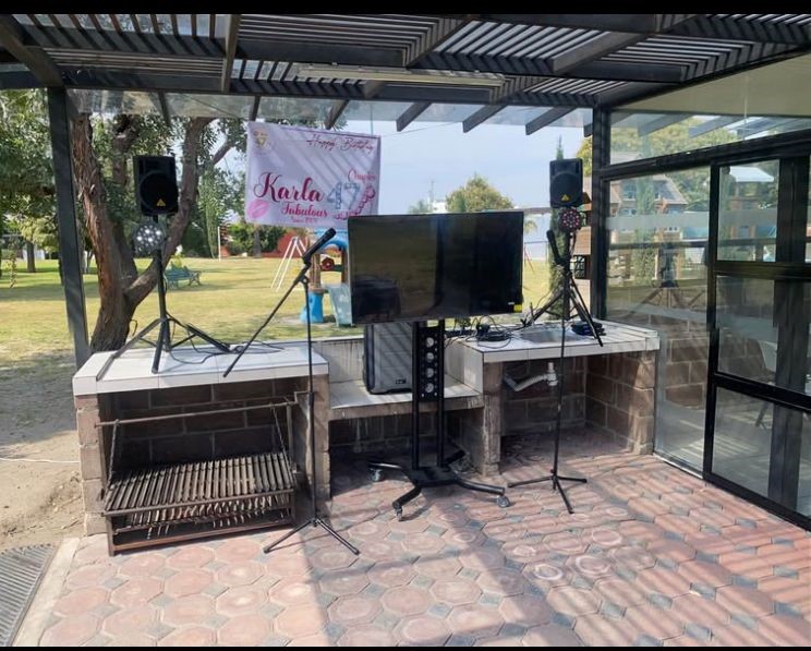 Equipo de karaoke profesional instalado en exteriores